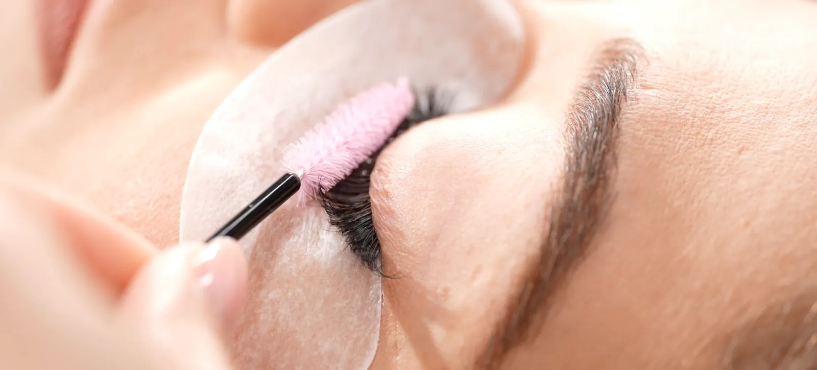 Illustration — Comment prolonger la tenue de ses extensions de cils ?