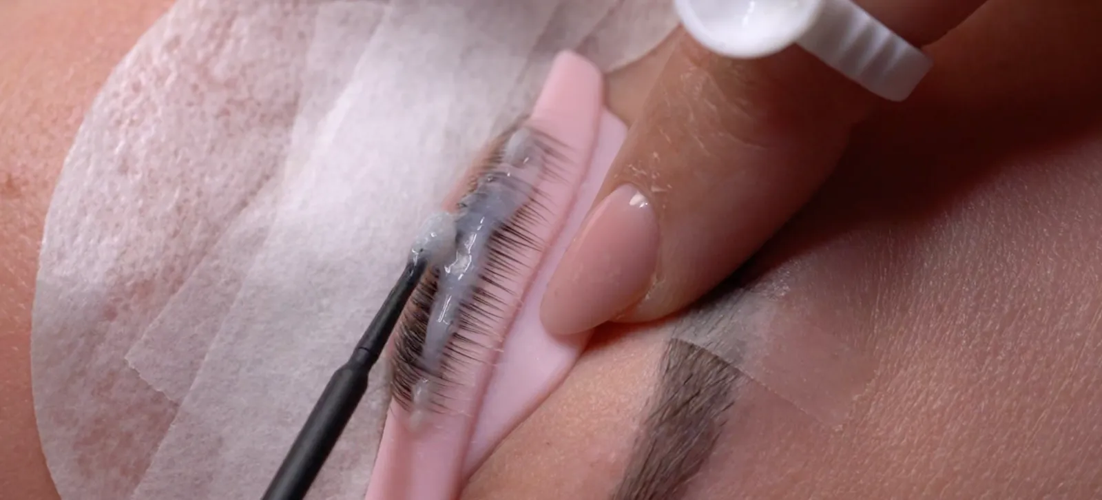 Illustration — Est-ce que le rehaussement de cils abîme les cils ?